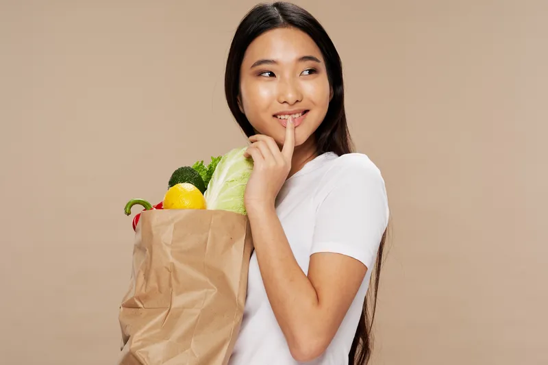 Женщина с продуктами