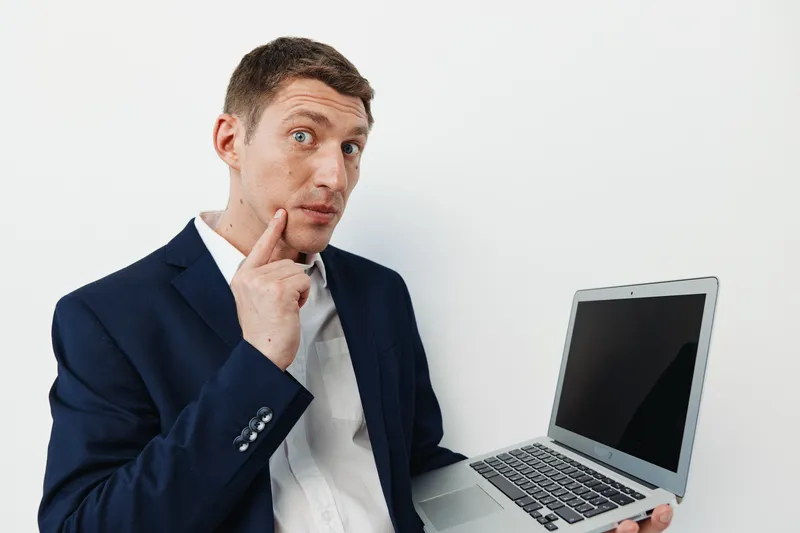 Мужчина, менеджер, работает онлайн