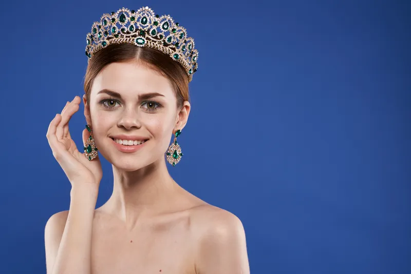 Портрет женщины в короне на голове
