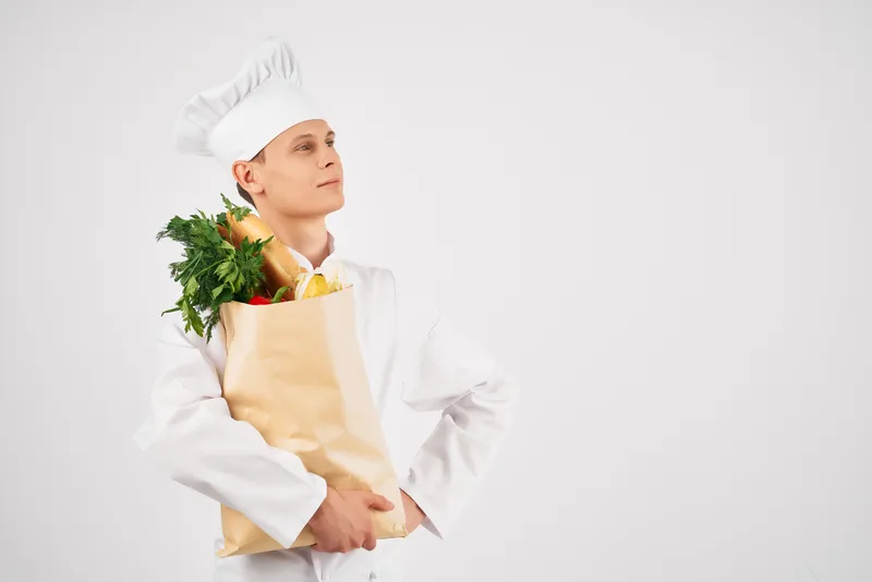 Повар со свежей упаковкой еды, доставка здоровой еды в ресторане