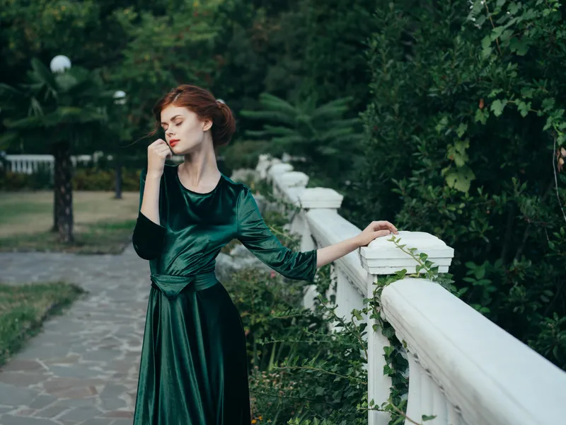 Красивая гламурная женщина в зеленом платье, элегантный стиль, природа, роскошь