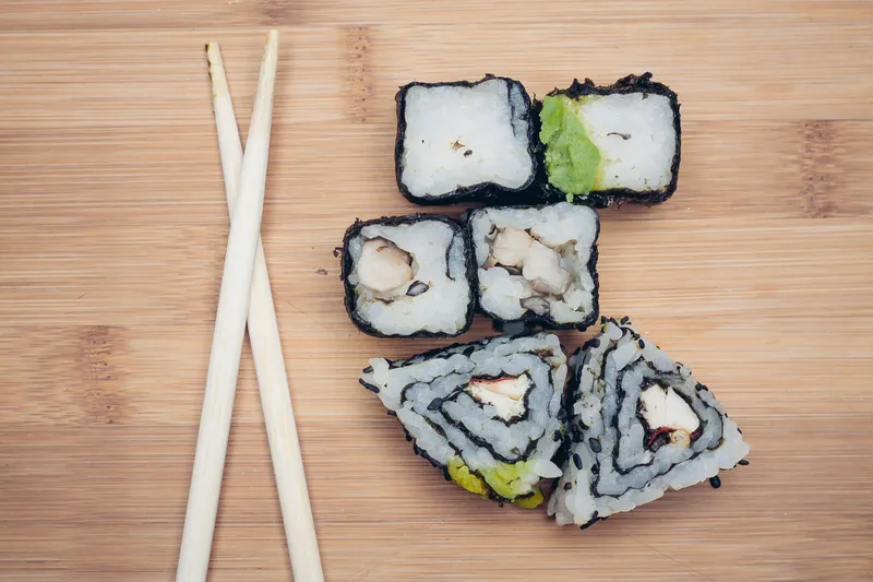 Японская кухня: роллы суши, традиционная еда, палочки для еды
