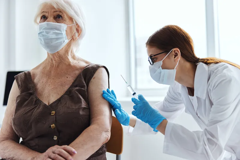 Пациент и врач обсуждают вакцинный паспорт в сфере здравоохранения