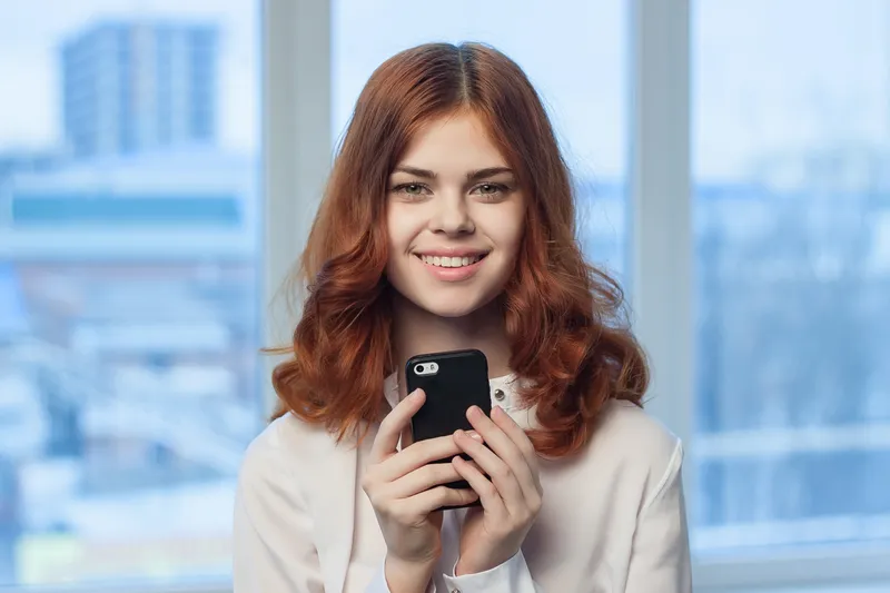 Деловая женщина разговаривает по телефону в профессиональном офисе