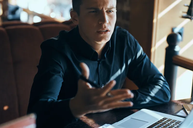 Бизнесмен, фрилансер с ноутбуком в кафе за столом, менеджер, документы, чашка кофе, модель