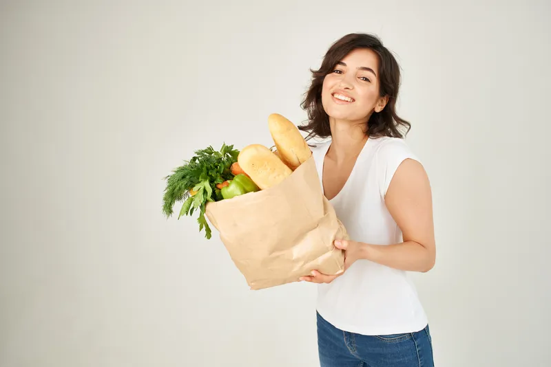 Женщина с пакетом продуктов из супермаркета, служба доставки