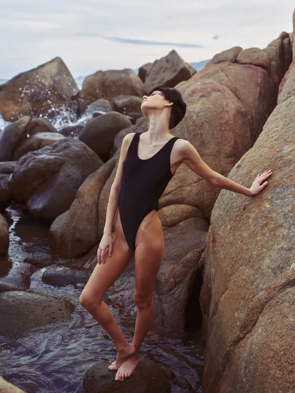 Жаркое летнее искушение: потрясающая пляжная красотка в великолепном бикини, наслаждающаяся чувственным морским пейзажем