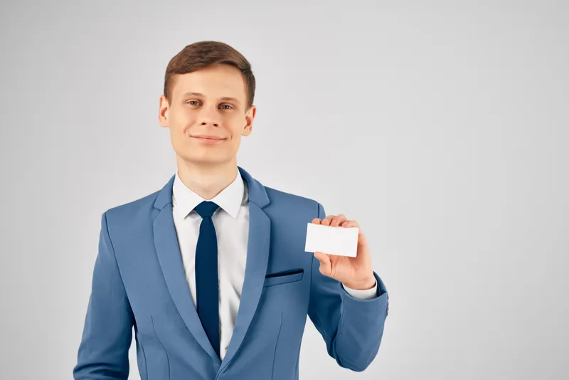 Бизнесмен в костюме с удостоверением личности, свободное место для текста на светлом фоне