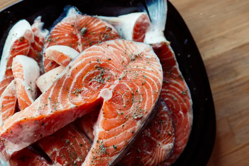 Рыба в специях на тарелке, морепродукты, обед, деликатес