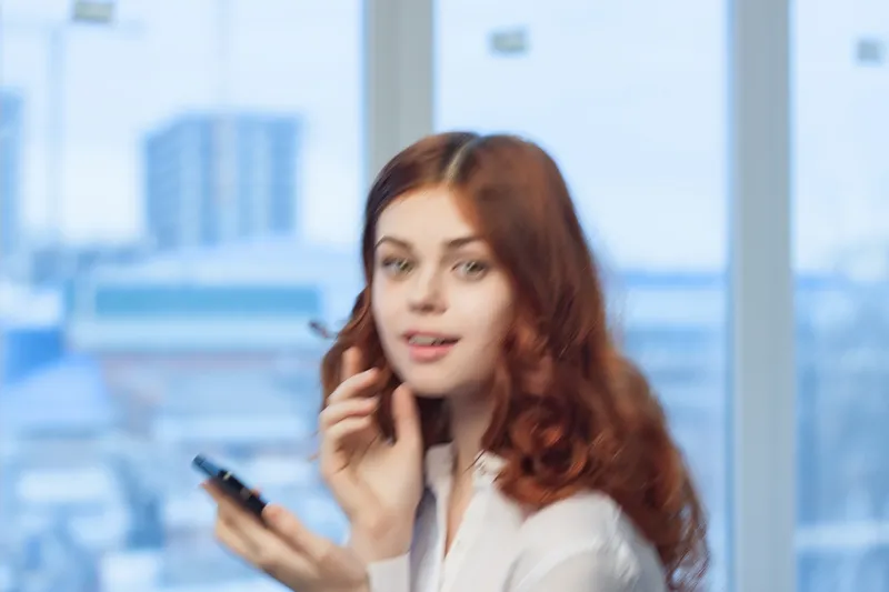 Деловая женщина с телефоном в руках, офис, профессиональная работа, технологии