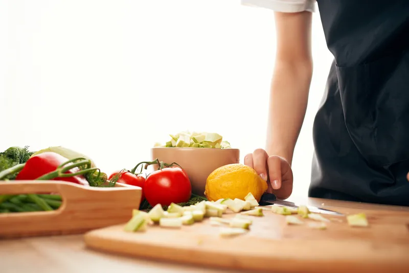 Приготовление пищи на кухне, здоровое питание, свежие овощи