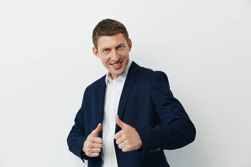 Мужчина, руки, модель, рубашка, выражение, костюм, позитивный менеджер в помещении, руководитель, успех, улыбка, жест, стильный парень, стоящий в офисе, профессиональный, красивый, работник…