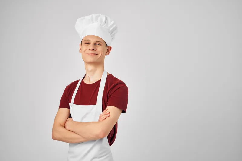 Мужчина в форме повара работает на кухне