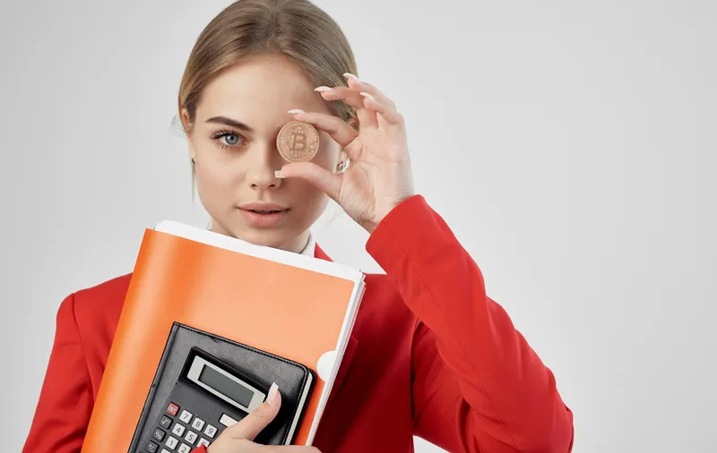 Женщина в красной куртке, у вас теперь есть криптовалюта Bitcoin, электронная коммерция