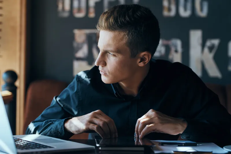 Бизнесмен, фрилансер с ноутбуком в кафе за столом, менеджер, документы, чашка кофе, модель