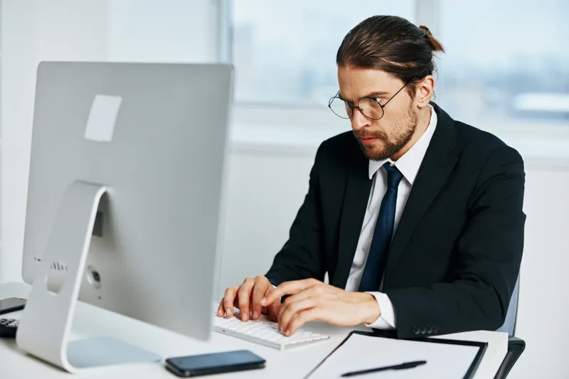 Офисный работник с документами в руках общается по телефону, образ жизни