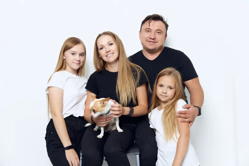 Семейное фото с собакой, дружба, веселый портрет на изолированном фоне