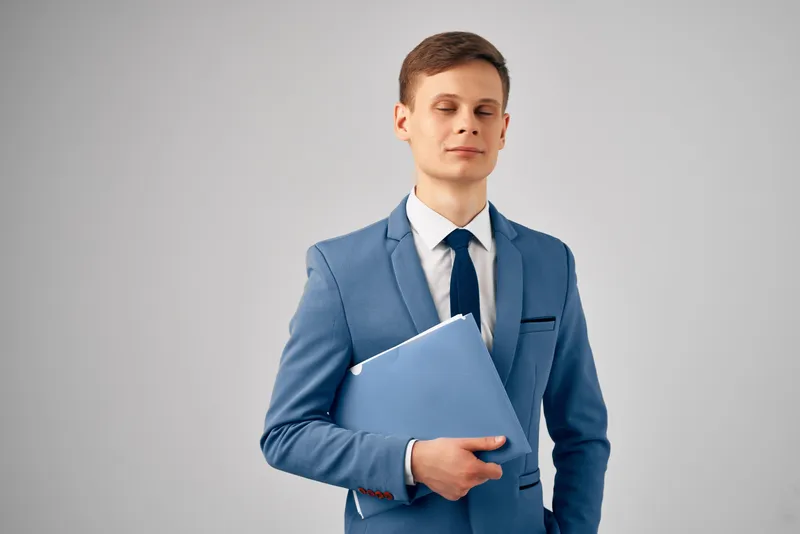 Менеджер в костюме с документами, работа в офисе, профессионал
