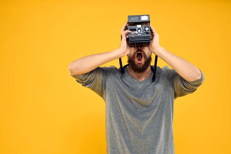Фотограф-мужчина с профессиональным фотоаппаратом