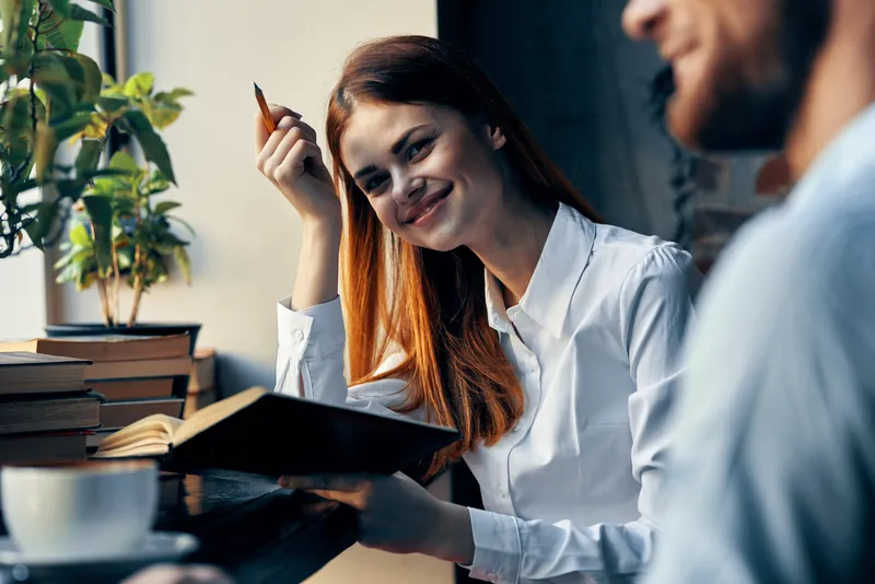 Мужчина и женщина, коллеги по работе, образ жизни, финансы