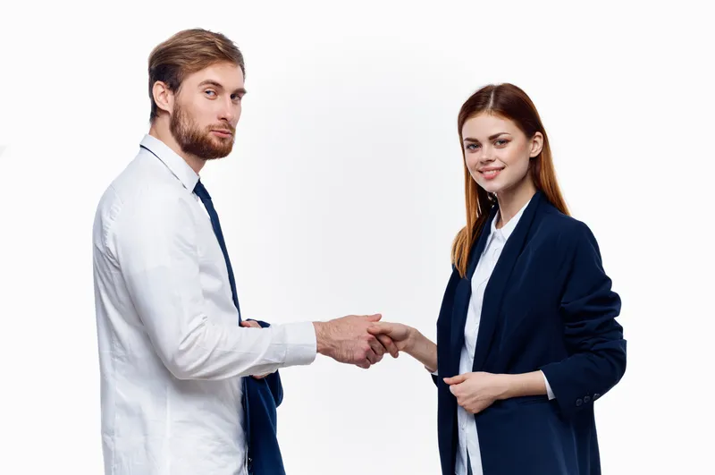 Коллеги на работе, финансовый менеджер общается в рамках повседневной жизни