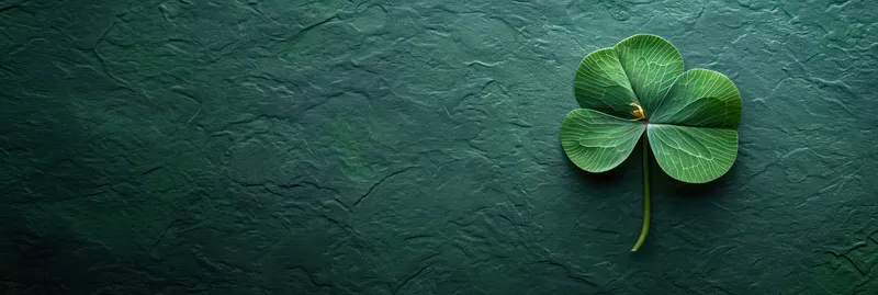 Зеленые листья на текстурированном фоне: освежающая макрофлора