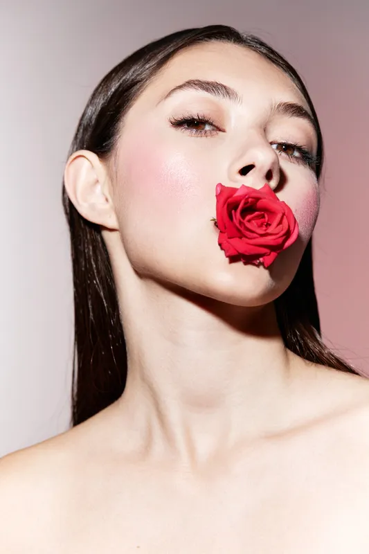 Мягкая и чувственная элегантность: идеальные губы в стиле Vogue красивой девушки, портрет красоты в салонной студии на белом фоне