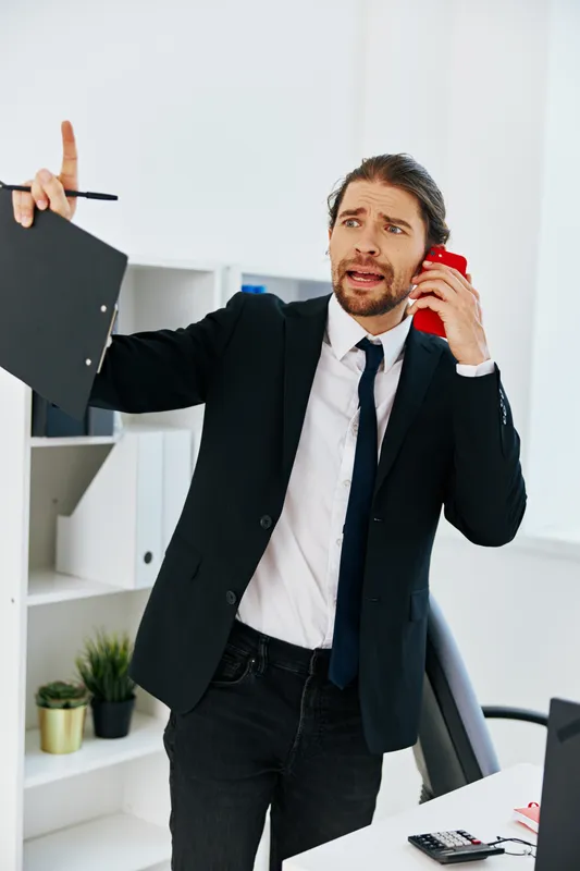 Бизнесмен с официальными документами работает в офисе, стиль жизни