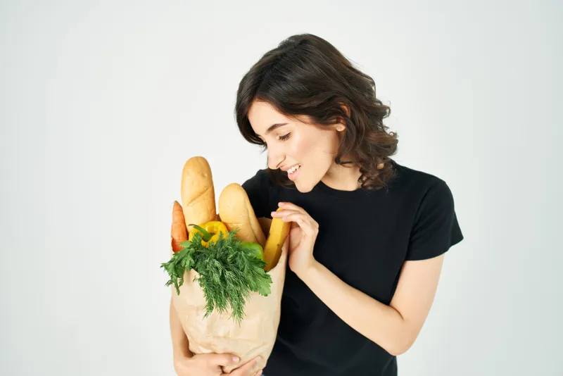 Женщина с пакетом продуктов, домохозяйка, здоровая пища, овощи, приготовление еды
