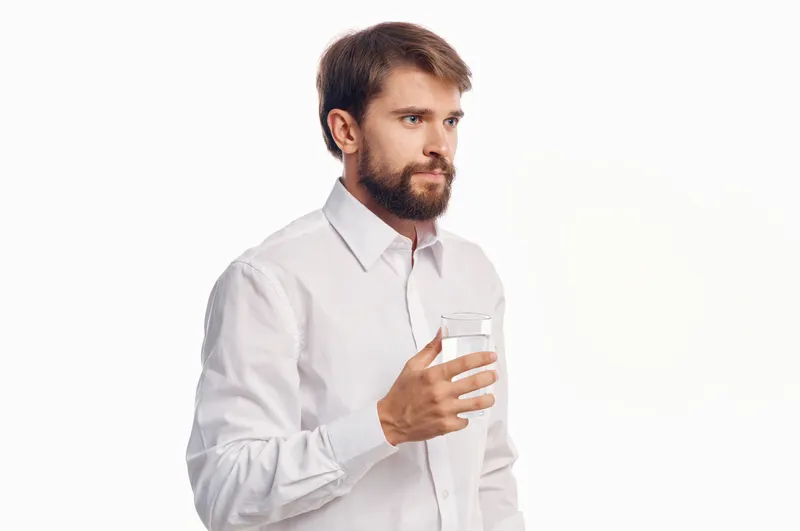 Красивый мужчина, забота о здоровье, чистая вода, студия
