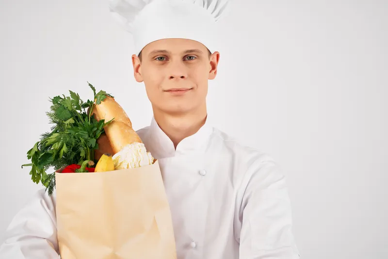 Мужчина с упаковкой продуктов, сервис доставки, работа в супермаркете