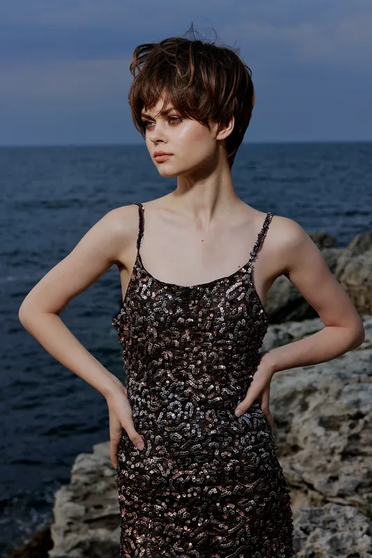 Модная женщина, современная природа, роскошь, позирование, свобода, роскошь
