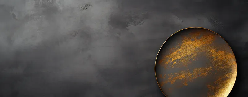 Темно и пусто: винтажная каменная тарелка с деревенскими столовыми приборами на чистом черном столе