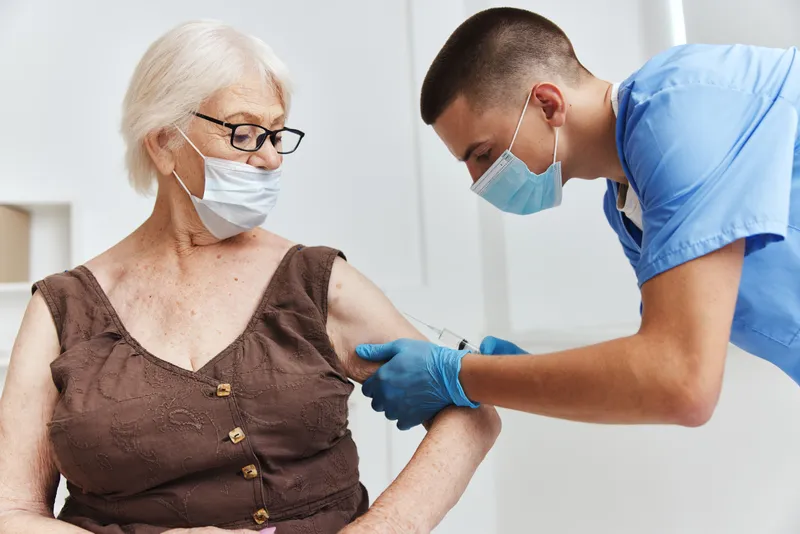 Пациент и врач с вакцинным паспортом в медицинских масках