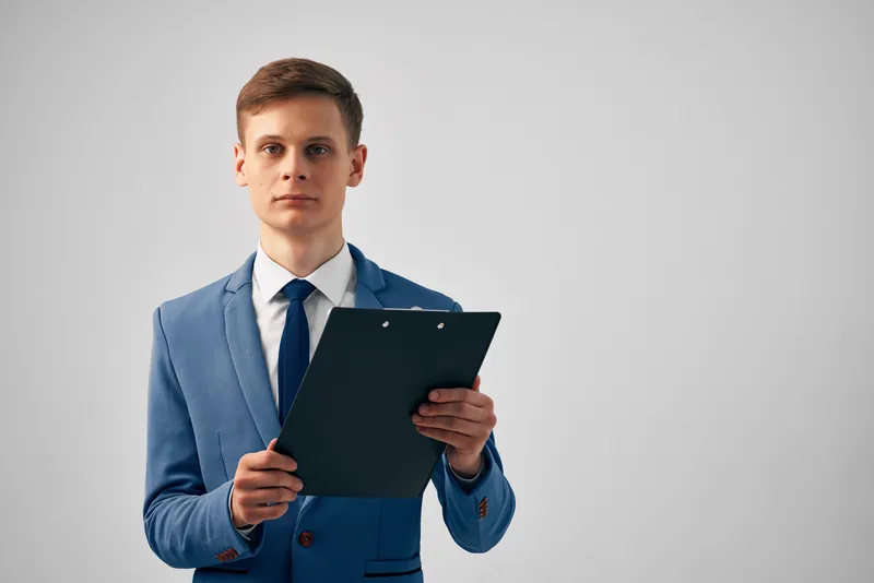 Бизнесмен с документами в офисе, профессиональная работа на светлом фоне