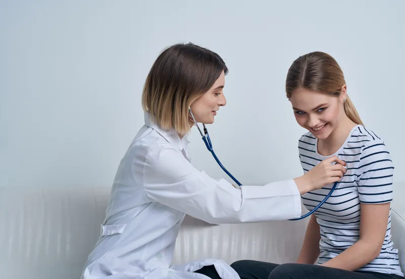 Пациент в больнице на приёме у врача, обсуждаются диагноз, лечение и проблемы со здоровьем