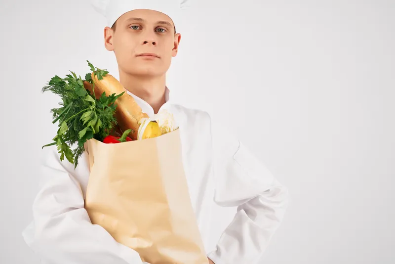 Мужчина с пакетом продуктов