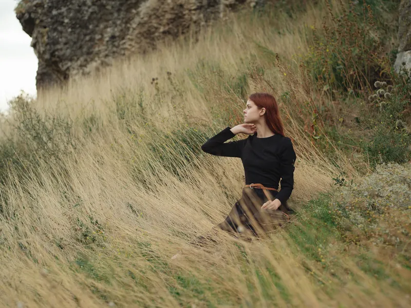 Женщина отдыхает на природе, наслаждаясь свободой и живописным пейзажем