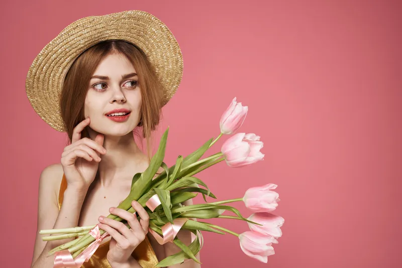 Симпатичная женщина с букетом цветов улыбается, lifestyle-модель