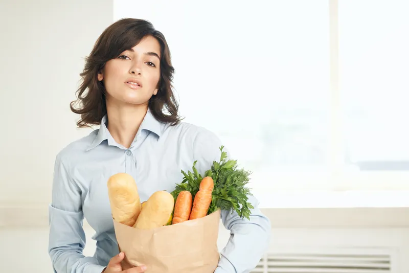 Женщина с пакетом продуктов из супермаркета, доставка еды