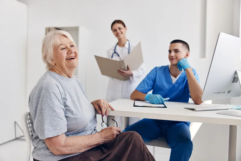 Общение пациента с врачом во время медицинского осмотра