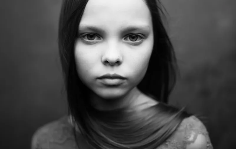 Симпатичная девушка, черно-белое фото, привлекательный взгляд, крупный план