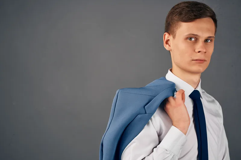 Деловой мужчина в рубашке с галстуком и пиджаке, офисный менеджер