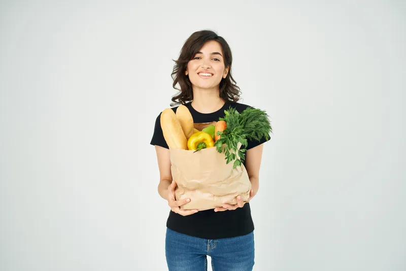 Домохозяйка с пакетом продуктов, доставка еды, покупки