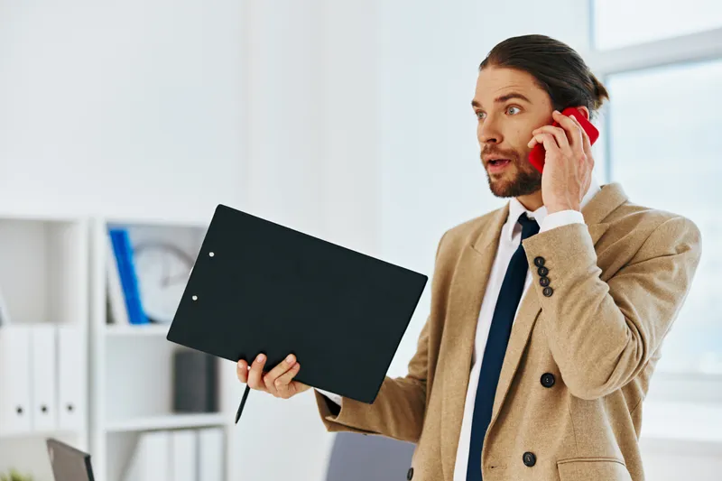 Бизнесмен работает с официальными документами в офисе