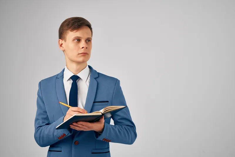 Менеджер с блокнотом в руке документирует официальную работу
