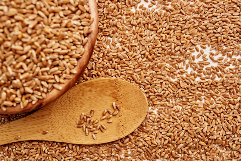 Деревянный стол, кухонные продукты, крупный план