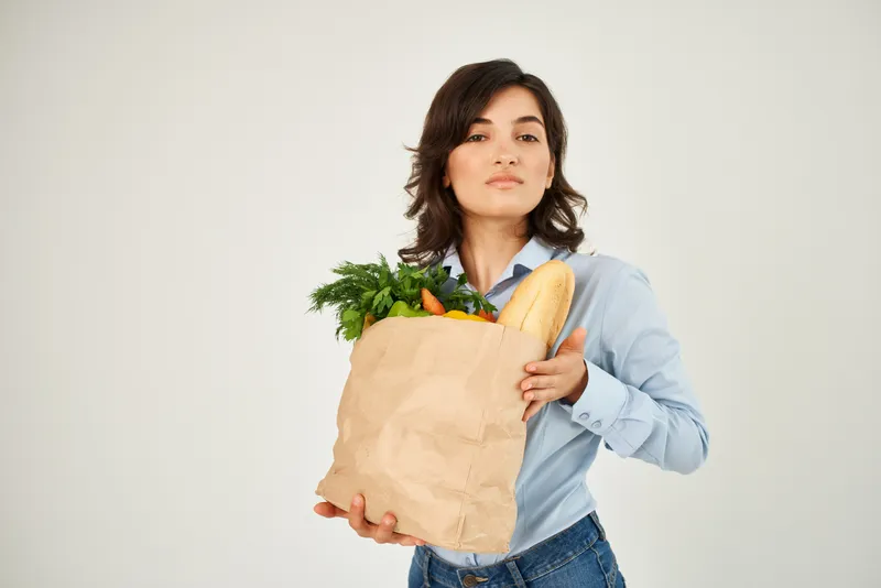 Женщина с пакетом продуктов, домохозяйка, служба доставки