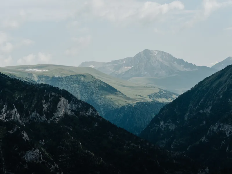 Пейзаж: высокие горы, туман, облака, природа, свежий воздух