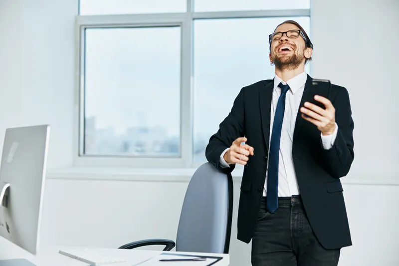 Бизнесмен, официальное лицо, работает за компьютером